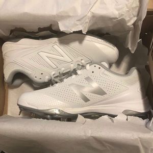 New balance women’s low metal softball cleats